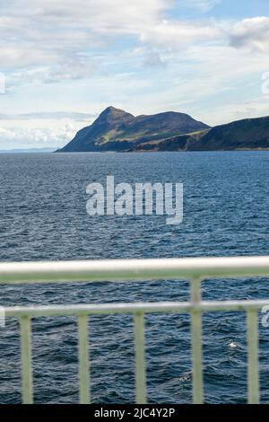 Von der Fähre aus, die den Hafen von Brodick auf der Insel Arran verlässt, blickt man auf die Heilige Insel.Ihr höchster Punkt ist der Hügel Mullach Mòr Stockfoto