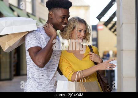 Gemischtes Rennpaar draußen Stockfoto