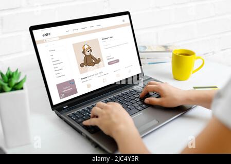 Kauf von NFT-Kunst auf dem Web-Markt-Konzept. Moderne Website auf Laptop mit Trend NFT Monkey Art. Nicht-fungible Token Blockchain Stockfoto