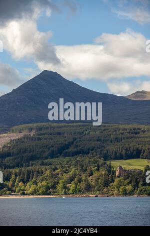 Das corbett Goatfell & Brodick Castle auf der Isle of Arran von der Fähre aus gesehen, die Brodick Harbour, Schottland verlässt Stockfoto