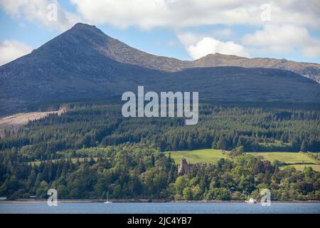 Das corbett Goatfell & Brodick Castle auf der Isle of Arran von der Fähre aus gesehen, die Brodick Harbour, Schottland verlässt Stockfoto