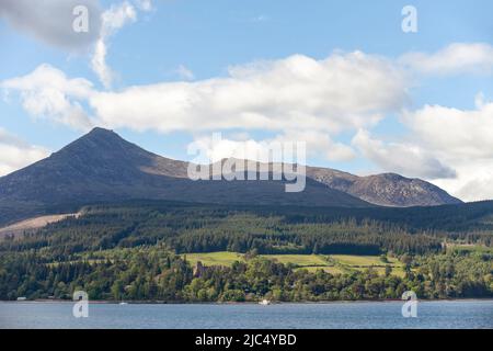 Der corbett Goatfell auf der Isle of Arran von der Fähre aus gesehen, die Brodick Harbour, Schottland verlässt Stockfoto