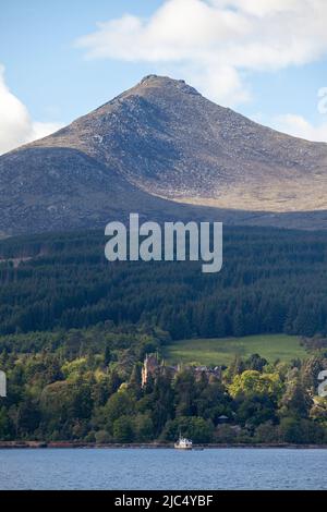 Die corbett Goatfell und Brodick Castle auf der Isle of Arran von der Fähre aus gesehen, die Brodick Harbour, Schottland verlässt Stockfoto