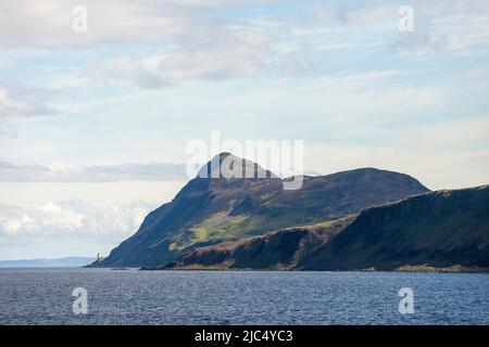 Von der Fähre aus, die den Hafen von Brodick auf der Insel Arran verlässt, blickt man auf die Heilige Insel.Ihr höchster Punkt ist der Hügel Mullach Mòr Stockfoto