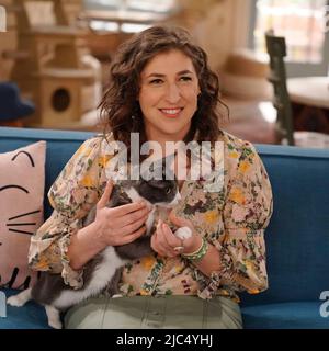 MAYIM BIALIK in CALL ME KAT (2021), Regie RICHIE KEEN. Quelle: WARNER
