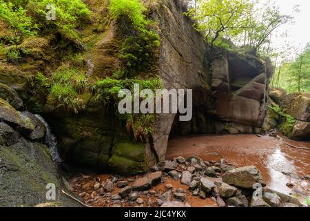 Burn o’ VAT ist ein Beispiel für ein Schlagloch in der Nähe von Loch Kinord, in der Nähe des Dorfes Dinnet in Aberdeenshire, Schottland Stockfoto