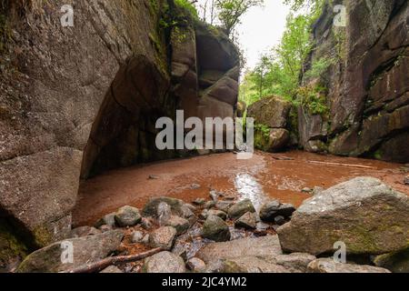 Burn o’ VAT ist ein Beispiel für ein Schlagloch in der Nähe von Loch Kinord, in der Nähe des Dorfes Dinnet in Aberdeenshire, Schottland Stockfoto