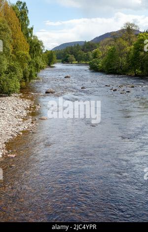 River Dee am Eingang zu Balmoral Castle and Gardens, Royal Deeside, Aberdeenshire, Schottland, Stockfoto