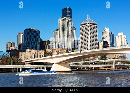 Brisbane Australien / die Victoria Bridge und die Brisbane Skyline Stockfoto