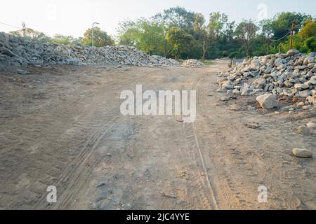 Entwaldung und Bodengraben für den Bau einer Straße mitten in einem Wald. Dehradun, Uttarakhand Indien Stockfoto