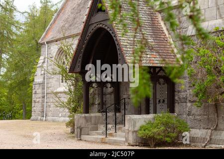 Der Seiteneingang zur Crathie-Kirche gegenüber dem Schloss Balmoral Stockfoto