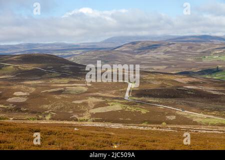 Die B976 signle Track Road führt über Heidemoore in der Nähe von Balmoral, Aberdeenshire, Schottland Stockfoto