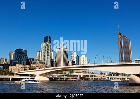 Brisbane Australien / die Victoria Bridge und die Brisbane Skyline Stockfoto