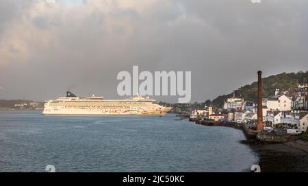 Cobh, Cork, Irland. 10.. Juni 2022. Das Schiff Norwegian Star macht ein Wendemanöver vor dem Andocken am Tiefwasseranlegeplatz in Cobh, Co. Cork, Irland. - Bild David Creedon Stockfoto