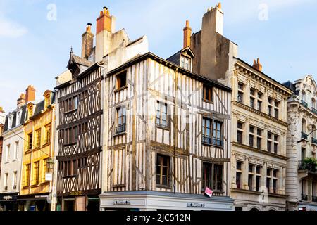 Rue de Bourgogne, traditionelle Häuser, Altstadt von Orleans, Region Centre-Val de Loire; Frankreich. Stockfoto