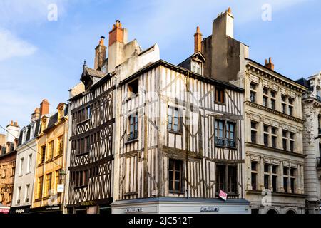 Rue de Bourgogne, traditionelle Häuser, Altstadt von Orleans, Region Centre-Val de Loire; Frankreich. Stockfoto