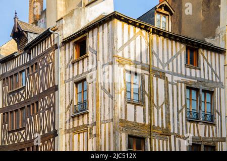 Rue de Bourgogne, traditionelle Häuser, Altstadt von Orleans, Region Centre-Val de Loire; Frankreich. Stockfoto