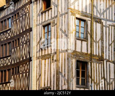 Rue de Bourgogne, traditionelle Häuser, Altstadt von Orleans, Region Centre-Val de Loire; Frankreich. Stockfoto