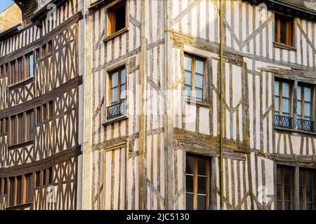 Rue de Bourgogne, traditionelle Häuser, Altstadt von Orleans, Region Centre-Val de Loire; Frankreich. Stockfoto