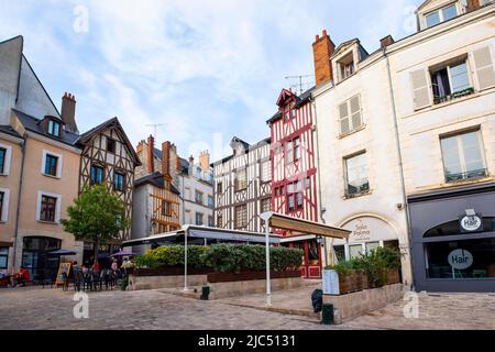 Rue du Petit Puits, traditionelle Häuser, Altstadt von Orleans, Region Centre-Val de Loire; Frankreich. Stockfoto