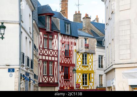 Traditionelle Häuser von Place du Martroi, Orleans Old Tow, Centre-Val de Loire Region; Frankreich Stockfoto