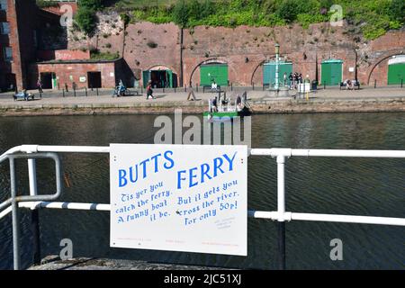 Butts Ferry ist eine handbetriebene Fußgängerkabelfähre, die im Mai 2022 in Exeter, Devon, Großbritannien, den Fluss exe überquert. Die Kreuzung ist seit AT in Gebrauch Stockfoto