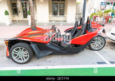Miami Beach, Florida USA - 15. April 2021: Rote polaris-Schleuder, Seitenansicht. Stockfoto
