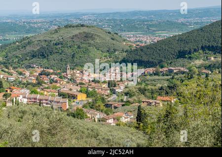 Panorama-Luftaufnahme des alten Dorfes Buti, Pisa, Italien und Umgebung Stockfoto