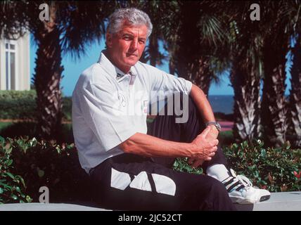 ARCHIVFOTO: Erich RIBBECK feiert seinen 85.. Geburtstag am 13. Juni 2022, SN11029902SP.jpg FUSSBALL/Nationalmannschaft Erich RIBBECK, Deutschland, Teamchef der Nationalmannschaft, sitzt lässig auf einer Wandbrüstungsanlage, Umgebung südliches Ambiente, blickt in die Kamera, Landschaftsformat. Stockfoto