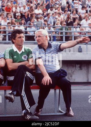 ARCHIVFOTO: Erich RIBBECK feiert am 13. Juni 2022 seinen 85.. Geburtstag, Jupp DERWALL, Deutschland, (rechts), Nationaltrainer, im Gespräch mit Co-Trainer Erich RIBBECK, undatierte Aufnahme 1979, Hochformat, Stockfoto