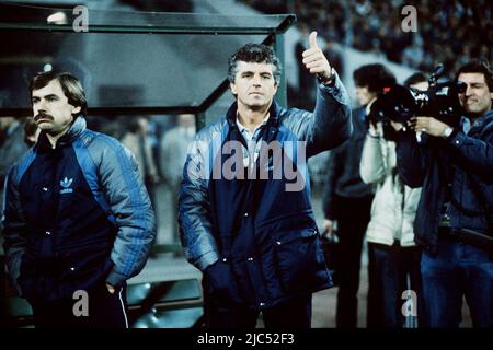 ARCHIVFOTO: Erich RIBBECK feiert am 13. Juni 2022, 85. 02SN Ribbeck 1811SP.jpg Geburtstag Erich RIBBECK, Deutschland, Fußball, Trainer Borussia Dortmund, BVB, Halbfigur, Daumen zeigt nach oben, links. Co-Trainer Reinhard SAFTIG, QF Stockfoto