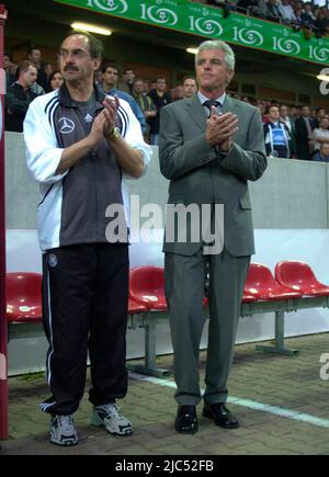 ARCHIVFOTO: Erich RIBBECK feiert am 13. Juni 2022, 85. SN2604 1RibbeckSP.jpg Geburtstag Erich RIBBECK (r.), Deutschland, Fußball, Trainer, Nationalmannschaft, Steht neben Co-Trainer Uli STIELIKE; ganze Figur, beide klatschende, von vorne, schaut ein wenig zur Seite, HF. Stockfoto