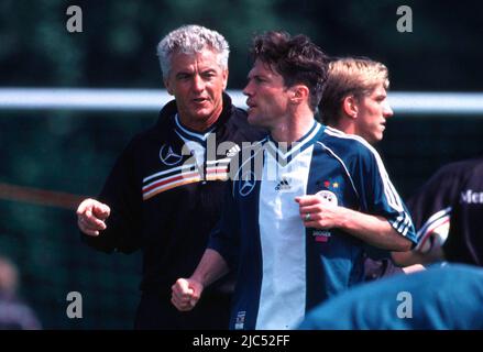 ARCHIVFOTO: Erich RIBBECK feiert seinen 85.. Geburtstag am 13. Juni 2022, SN31059952SP.JPG FUSSBALL-TRAININGSNATIONALMANNSCHAFT - Erich RIBBECK im Gespräch mit Lothar MATTHÄUS Stockfoto