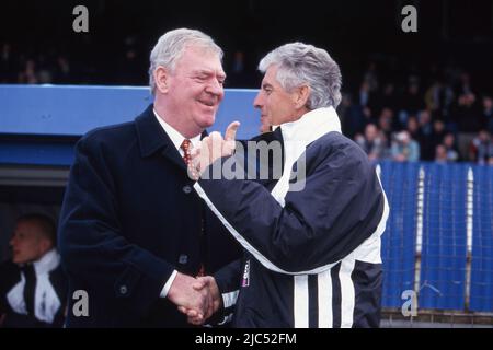 FOTO ARCHIVIEREN: Erich RIBBECK feiert seinen 85.. Geburtstag am 13. Juni 2022 schütteln Nationaltrainer Erich RIBBECK (rechts) und Nordirlands Trainer Lawrie McMenemy (Irland) die Hände, Händeschütteln, internationales Fußballspiel, Nordirland (NIR) - Deutschland (GER) 0:3 Fußball EM-Qualifikation für die EM 2000, am 27.. März 1999 in Belfast, å Stockfoto