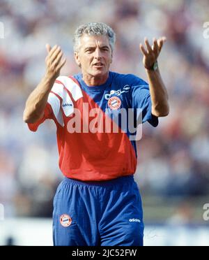 ARCHIVFOTO: Erich RIBBECK feiert am 13. Juni 2022, 85. 01SN Ribbeck 0892SP.jpg Geburtstag Erich RIBBECK, Deutschland, Fußball, Trainer FC Bayern München, Halbfigur, Geste, HF Stockfoto