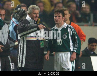 ARCHIVFOTO: Erich RIBBECK feiert seinen 85.. Geburtstag am 13. Juni 2022, SN31Ned GerSP.jpg Fußball-Laenderspiel Niederlande-Deutschland 2:1 Trainer Erich RIBBECK (li), Deutschland, gibt Lothar MATTHÄUS am Rande Anweisungen Stockfoto