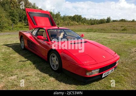 Drei Viertel Vorderansicht eines Roten, 1990, Ferrari Testarossa, auf der Deal Classic Car Show 2022 ausgestellt Stockfoto