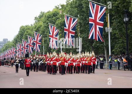 5.. Juni 2022 - Mitglieder der Household Cavalry Parade entlang der Mall in London bei Queen Elizabeth's Platinum Jubilee Pageant, Großbritannien Stockfoto