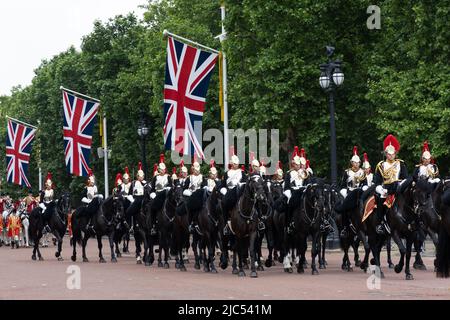 2. Juni 2022 - Truppen der Haushaltsdivision marschieren entlang der Mall in London für die Platin-Jubiläumsprozession von Queen Elizabeth beim Trooping der Farbe Stockfoto