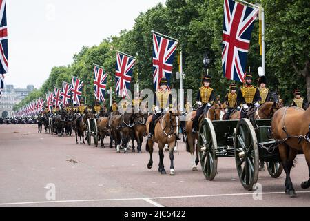 5.. Juni 2022 - die Königstruppe Royal Horse Artillery Parade bei Queen Elizabeth's Platinum Jubilee Pageant auf der Mall in London, Großbritannien Stockfoto