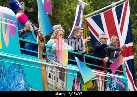 5.. Juni 2022 - Torvill und Dean, Gary Lineker, Daly Thomson und Christopher Biggins bei der Platinum Jubilee Pageant von Queen Elizabeth in London, Großbritannien Stockfoto