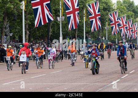 5.. Juni 2022 - Radfahrer nehmen an Queen Elizabeth's Platinum Jubilee Pageant in der Mall in London, Großbritannien, Teil Stockfoto