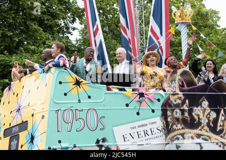 5.. Juni 2022 - britische Berühmtheiten nehmen an einem offenen Themenbus Teil, der Teil der Platinum Jubilee Pageant von Queen Elizabeth auf der Mall in London, Großbritannien Stockfoto