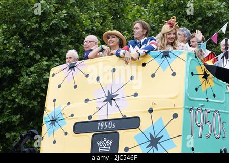 5.. Juni 2022 - britische Berühmtheiten in einem offenen Bus in der Mall, London während der Platinum Jubilee Pageant von Queen Elizabeth Stockfoto