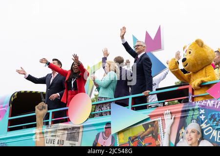 5.. Juni 2022 - britische Prominente im offenen Bus bei Queen Elizabeth's Platinum Jubilee Pageant in der Mall in London, Großbritannien Stockfoto