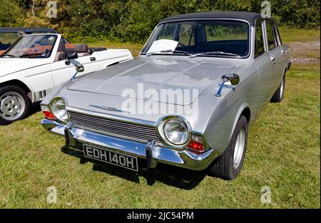 Dreiviertel Vorderansicht eines Silver, 1970, Ford Corsair 2000E, auf der Deal Classic Car Show 2022 zu sehen Stockfoto