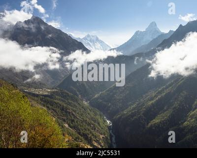 Lhotse (8516m) und Ama Dablam (6856m) oberhalb des Dudh Koshi von nahe Kyangjuma auf der Trekkingroute nach Tengboche. Stockfoto