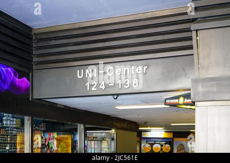 Eingang zum Uni-Center Köln, einem der größten Wohngebäude Europas. Köln, Nordrhein-Westfalen, Deutschland, 22.5.22 Stockfoto