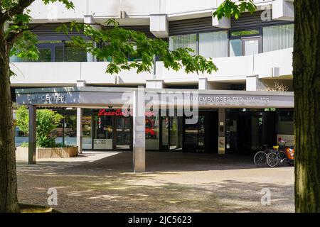 Eingang zum Uni-Center Köln, einem der größten Wohngebäude Europas. Köln, Nordrhein-Westfalen, Deutschland, 22.5.22 Stockfoto