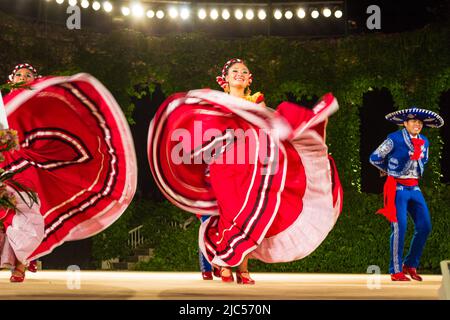 Mexikanische Tänzer, gekleidet in atemberaubende bunte helle Kostüme auf 23. International Folklore Festival, Varna Bulgarien 2014 Stockfoto